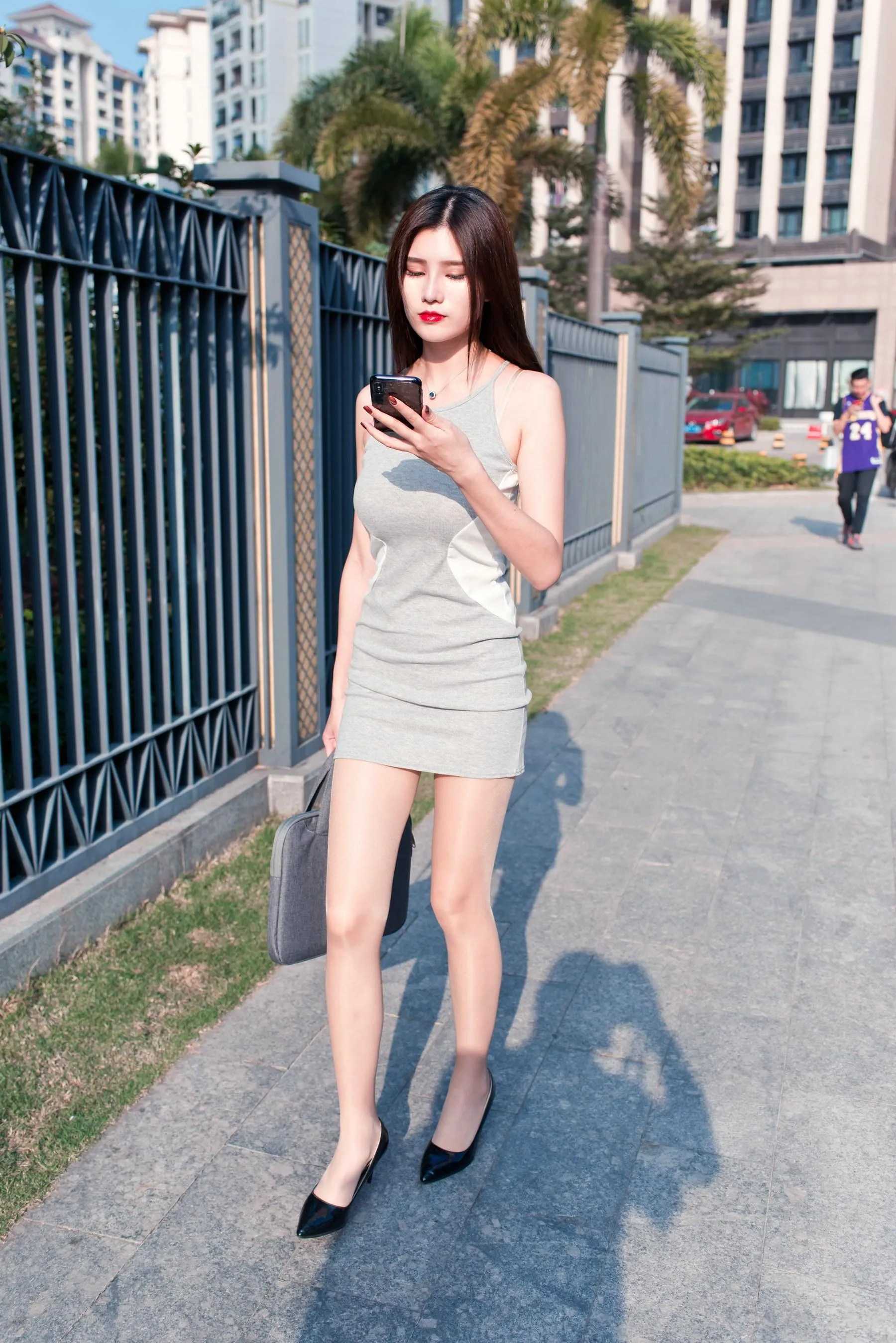[魔镜街拍] NO.111 午后休闲的包臀灰裙极品薄丝OL美女婷婷 [432P]插图